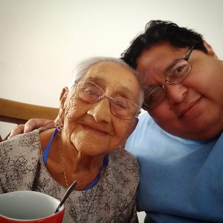La persona tiene 98 años