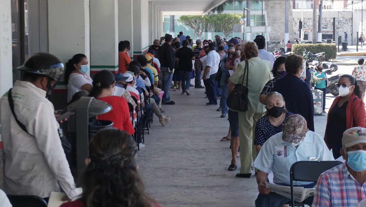Los adultos mayores se dieron cita para realizar el cobro de sus pensiones