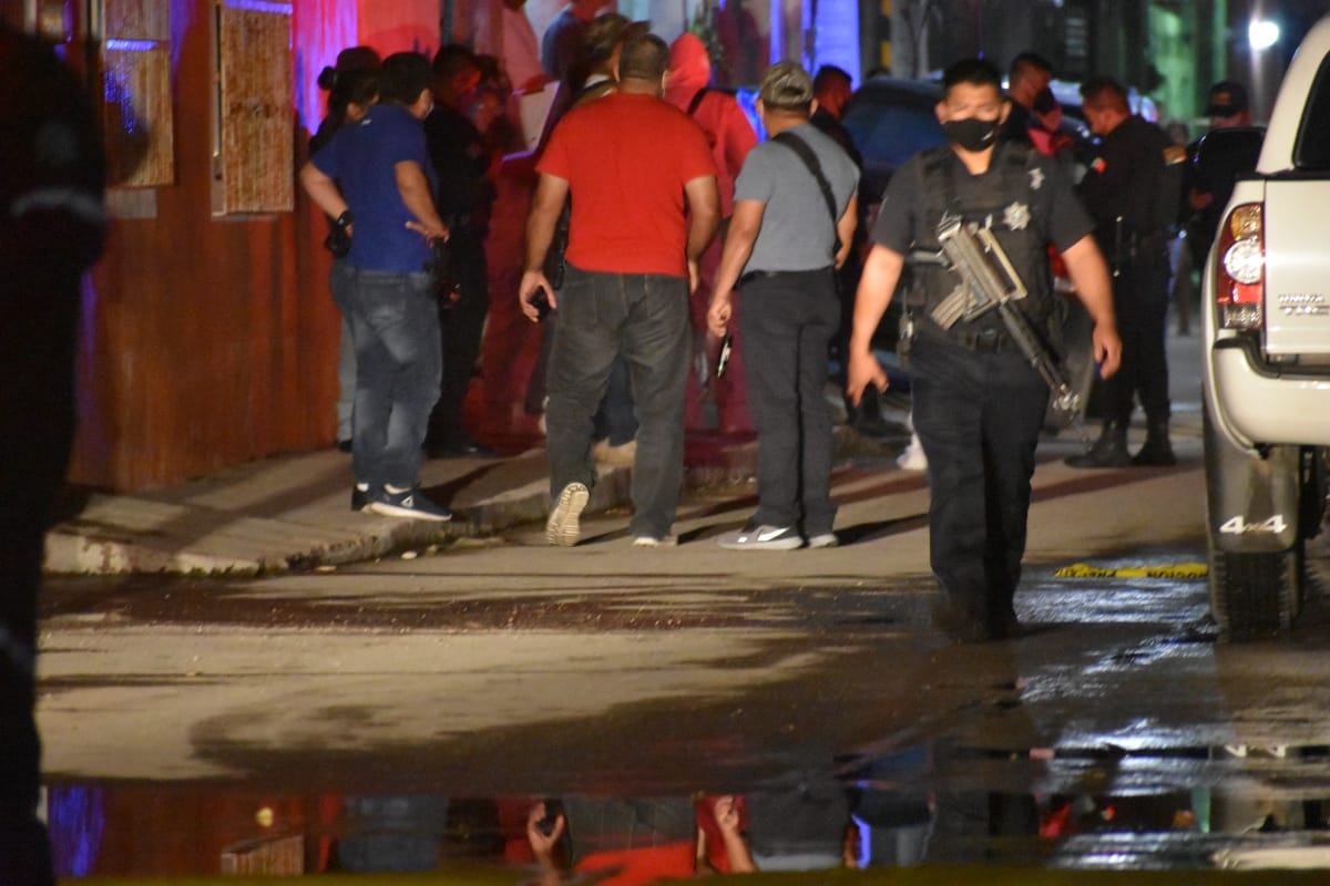 La víctima se encontraba afuera de su casa bebiendo alcohol La víctima se encontraba afuera de su casa bebiendo alcohol