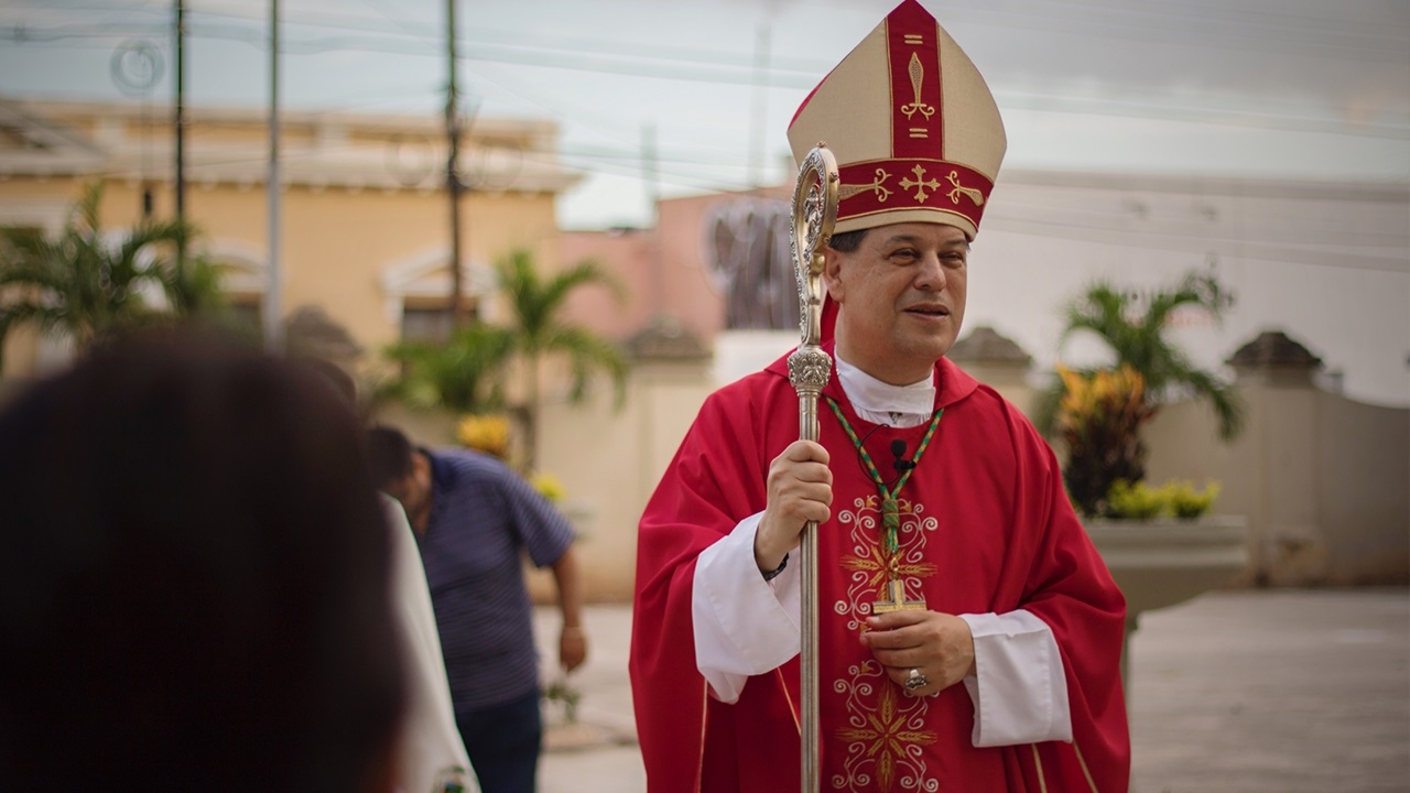 Aunque ya no tiene síntomas, el arzobispo se quedará en casa