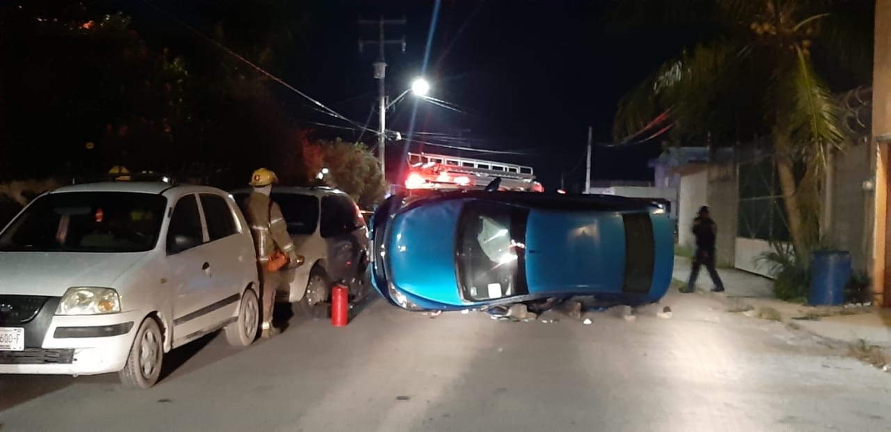El conductor perdió el control de su auto y chocó con camioneta estacionada El conductor perdió el control de su auto y chocó con camioneta estacionada