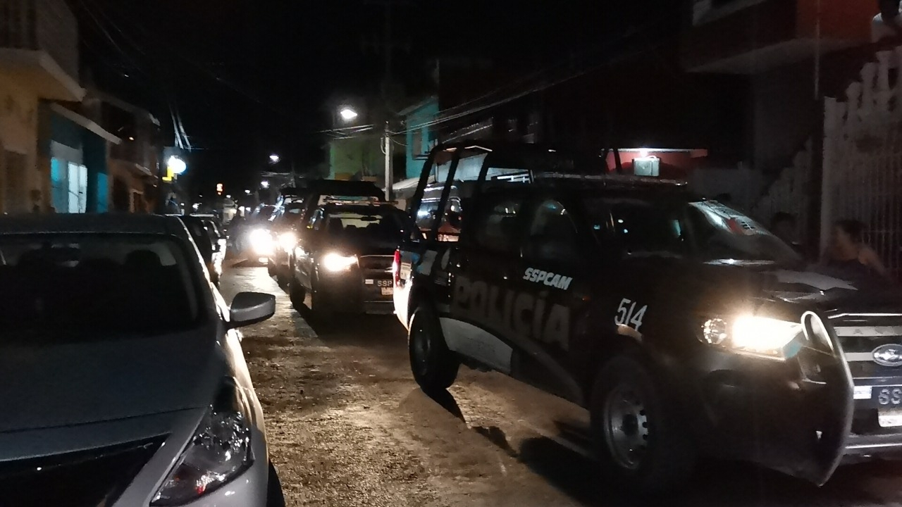 Los propietarios se negaron a dejar pasar a las personas quienes con palos y machetes amenazaban con sacarlos