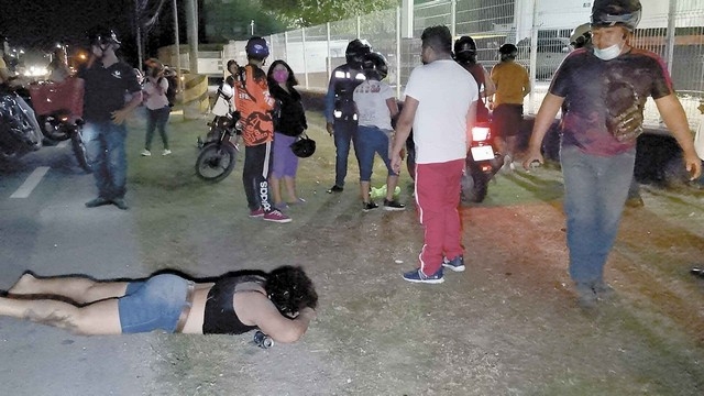 Los testigos informaron que la mujer había sido víctima presuntamente de un robo, ya que la motocicleta se la llevaron sin autorización. Los testigos informaron que la mujer había sido víctima presuntamente de un robo, ya que la motocicleta se la llevaron sin autorización.