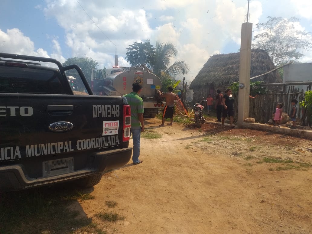 Policías municipales y el carro-pipa del Cuerpo de Bomberos llegaron al lugar y sofocaron las llamas en su totalidad Policías municipales y el carro-pipa del Cuerpo de Bomberos llegaron al lugar y sofocaron las llamas en su totalidad