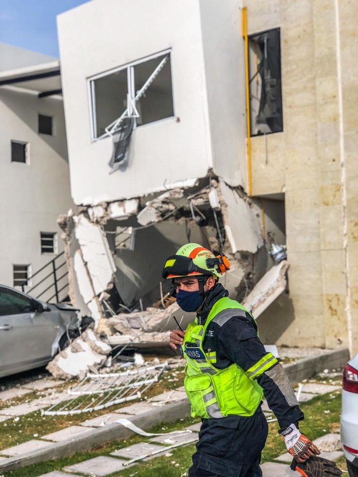 Los vecinos que habitan en las casas aledañas a donde se registró el siniestro, evacuaron sus casas Los vecinos que habitan en las casas aledañas a donde se registró el siniestro, evacuaron sus casas