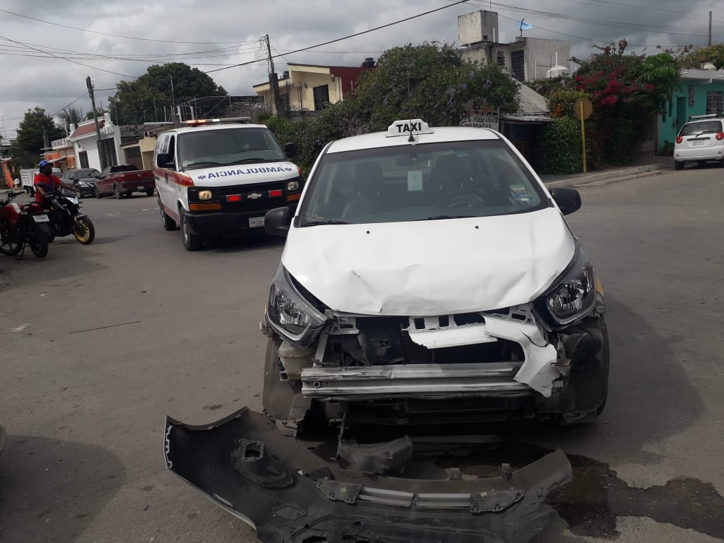 El taxi terminó con daños parciales. El taxi terminó con daños parciales.