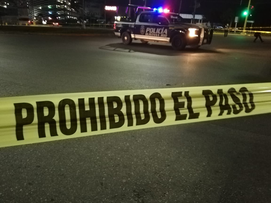 Conductor de una camioneta de lujo escapa de tiroteo; es hospitalizado de urgencia en Cancún