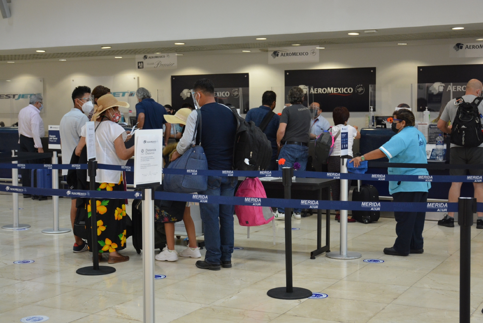 Dos acompañantes de la pasajera decidieron bajarse del vuelo