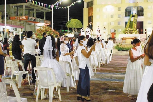 Aunque la Sana Distancia y el uso de cubrebocas no se respetó como está indicado, la celebración religiosa siguió. Aunque la Sana Distancia y el uso de cubrebocas no se respetó como está indicado, la celebración religiosa siguió.