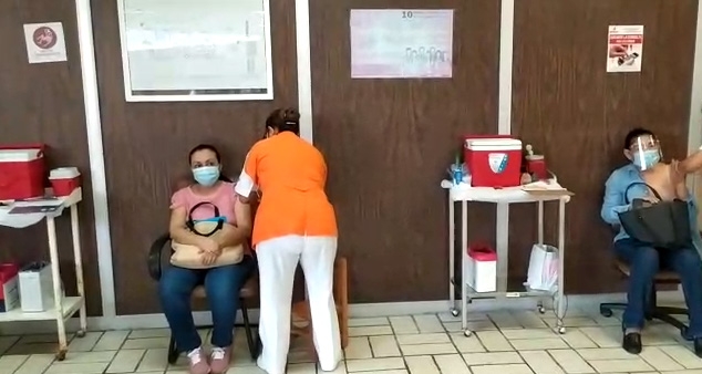 Por ahora, únicamente los Hospitales Generales del IMSS y de Pemex son quienes aplican la vacuna Por ahora, únicamente los Hospitales Generales del IMSS y de Pemex son quienes aplican la vacuna