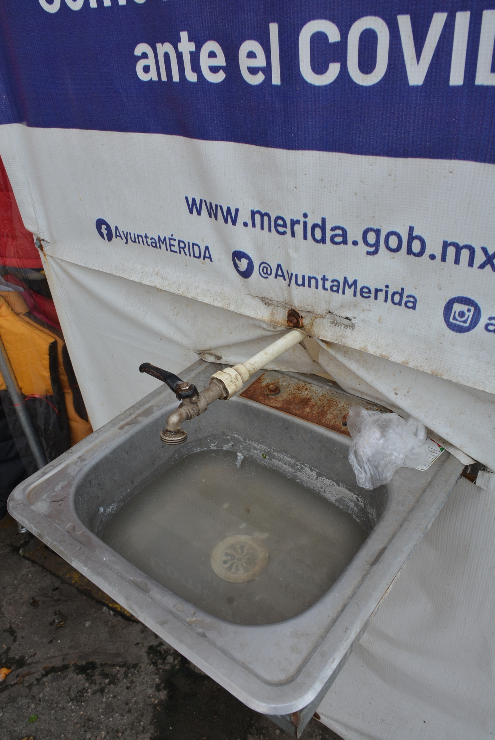Aunado al problema, este puesto durante la semana pasada no tuvo jabón líquido en el dispensador