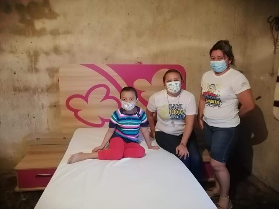 Jazmín es de una familia de bajos recursos, que en sus deseos de Navidad pidió una cama Jazmín es de una familia de bajos recursos, que en sus deseos de Navidad pidió una cama
