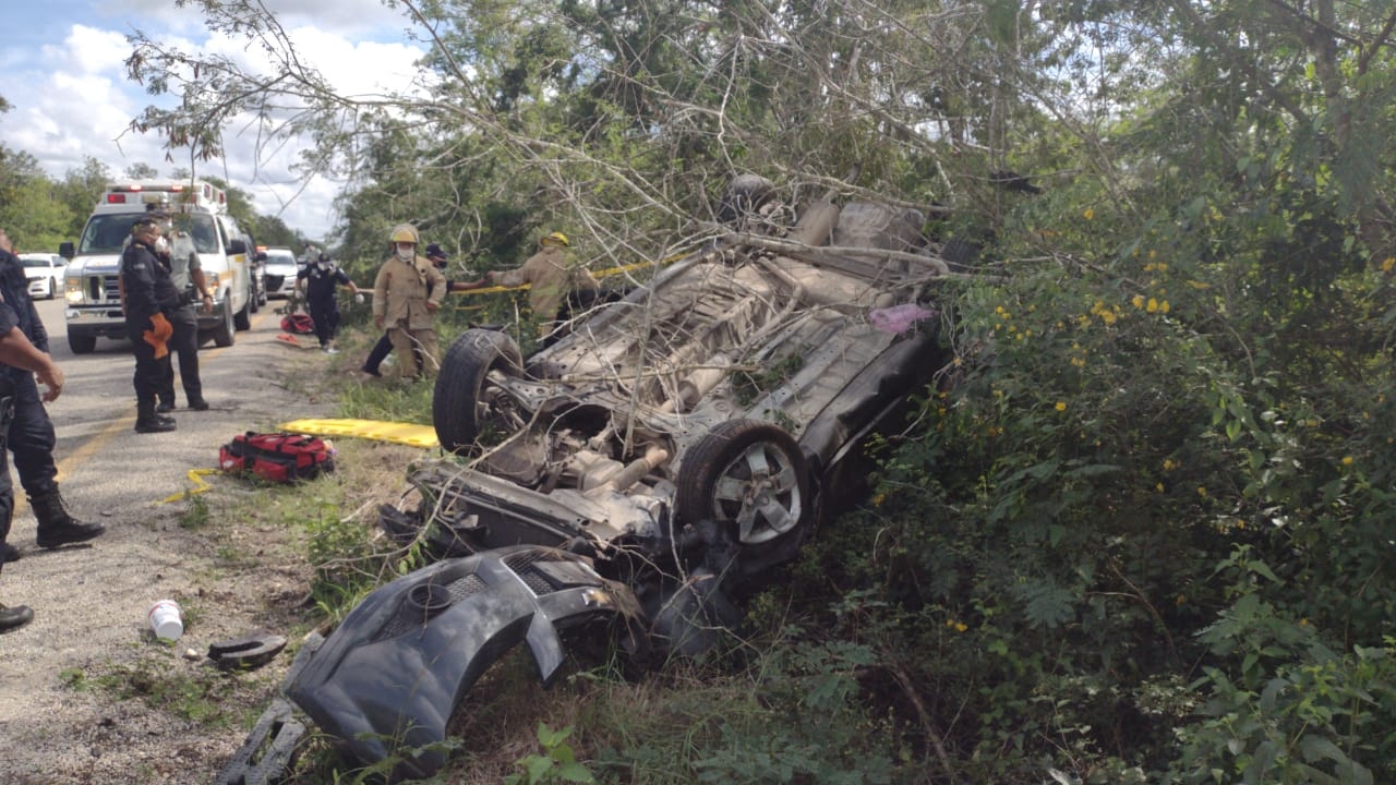 El conductor dormitó al volante de un Chevrolet Aveo lo que ocasionó que se saliera de la carretera unos 30 metros. El conductor dormitó al volante de un Chevrolet Aveo lo que ocasionó que se saliera de la carretera unos 30 metros.