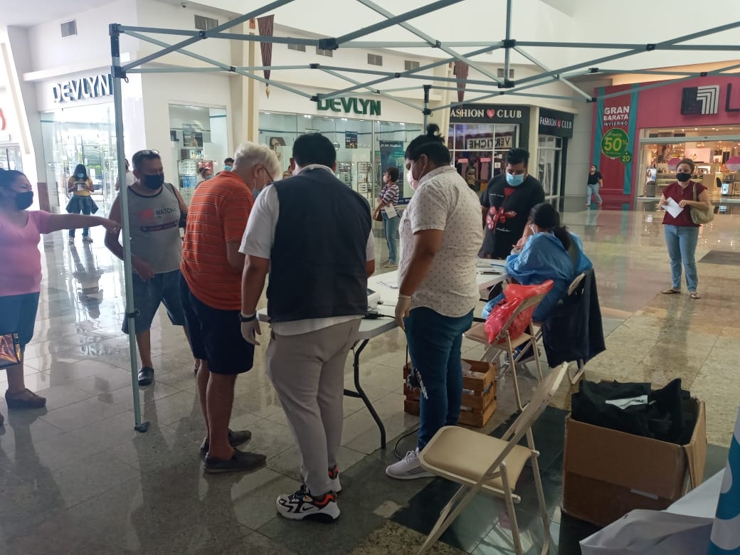 La ciudadanía se dijo molesta, pues no respetan el horario, instalándose al filo de las 11:30 horas.