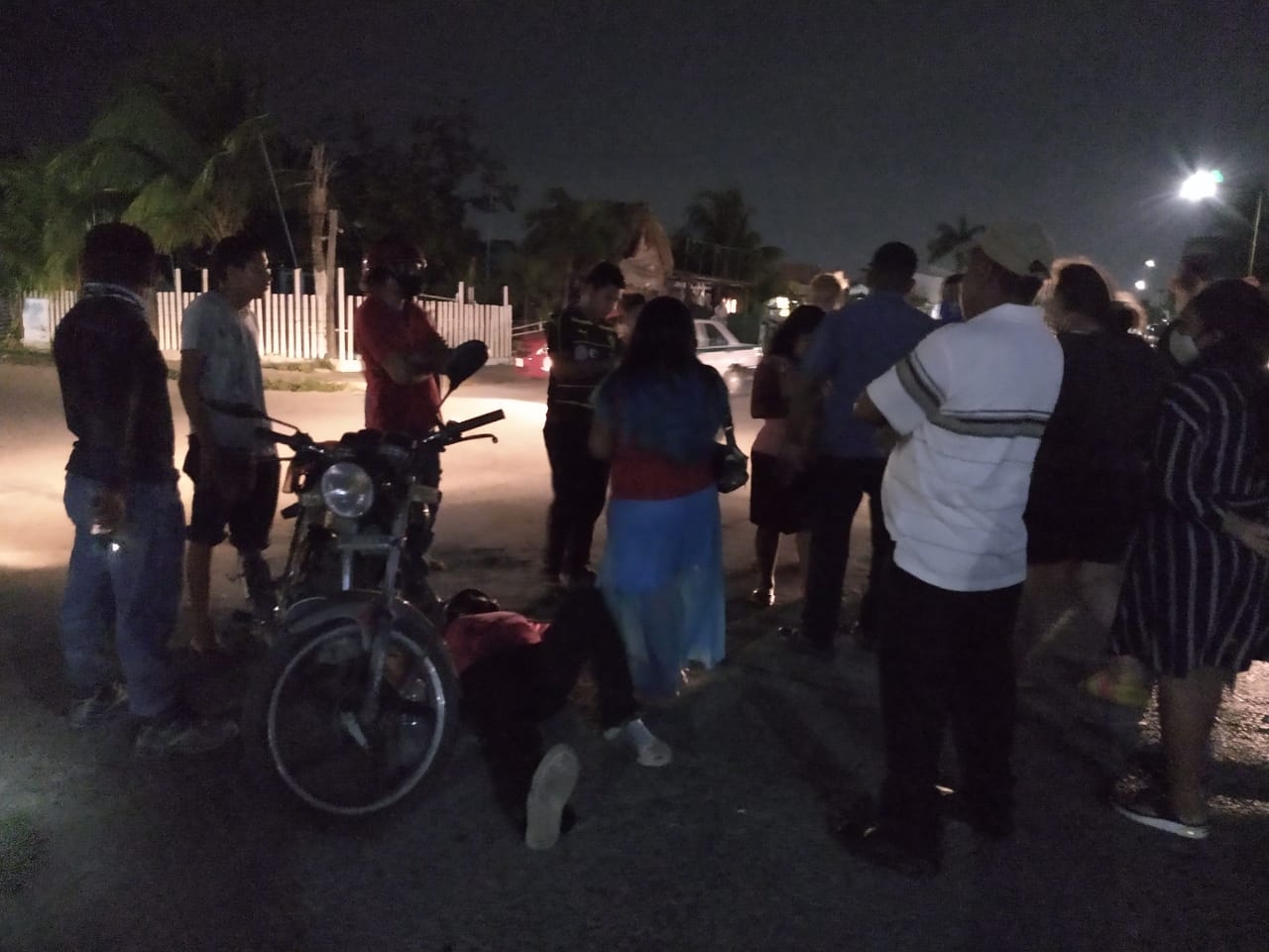 La persona herida, es auxiliada por vecinos