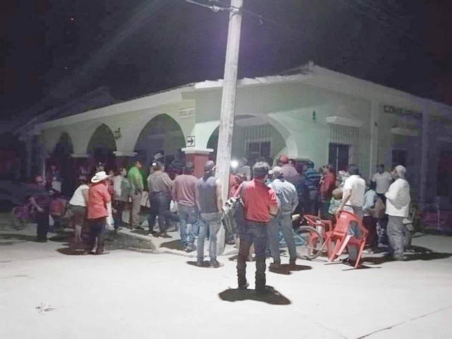 Desde un anoche antes llegan personas con sillas para hacer fila a la espera que por la mañana les repartieran una de las 70 fichas
