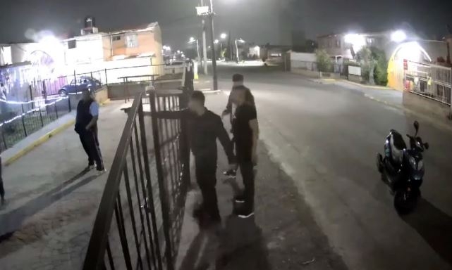 Los atacantes apuntaron con una pistola a la familia Los atacantes apuntaron con una pistola a la familia