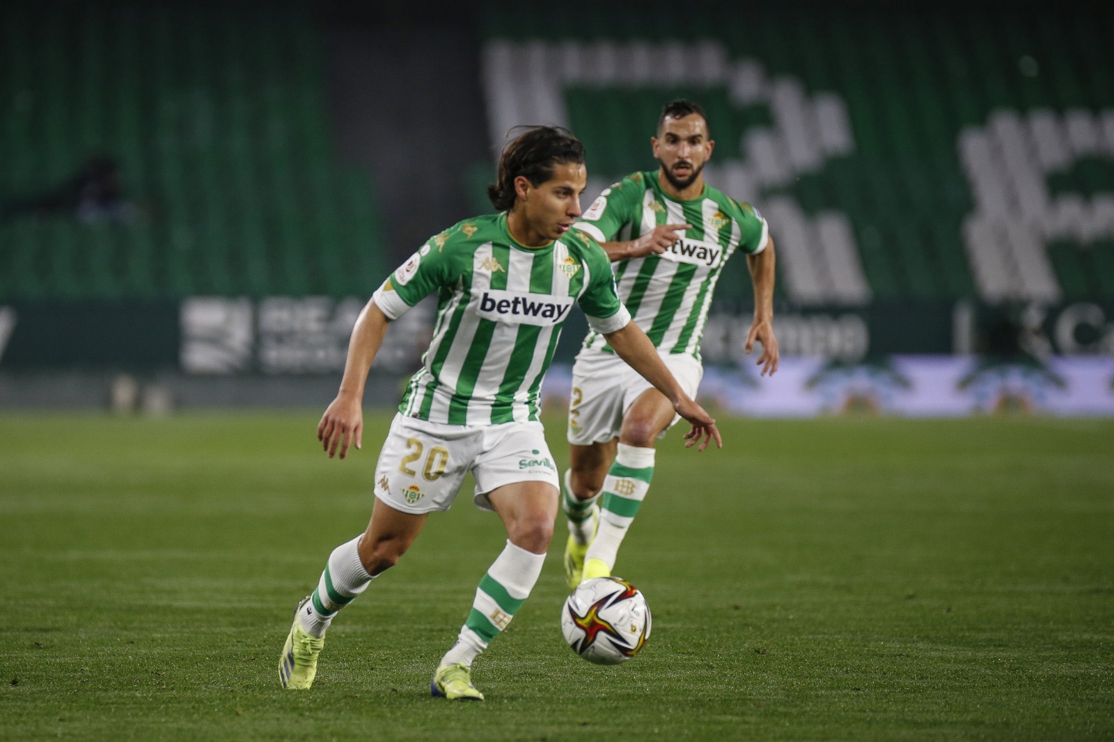 Diego Lainez vio actividad con el Betis más de 60 minutos