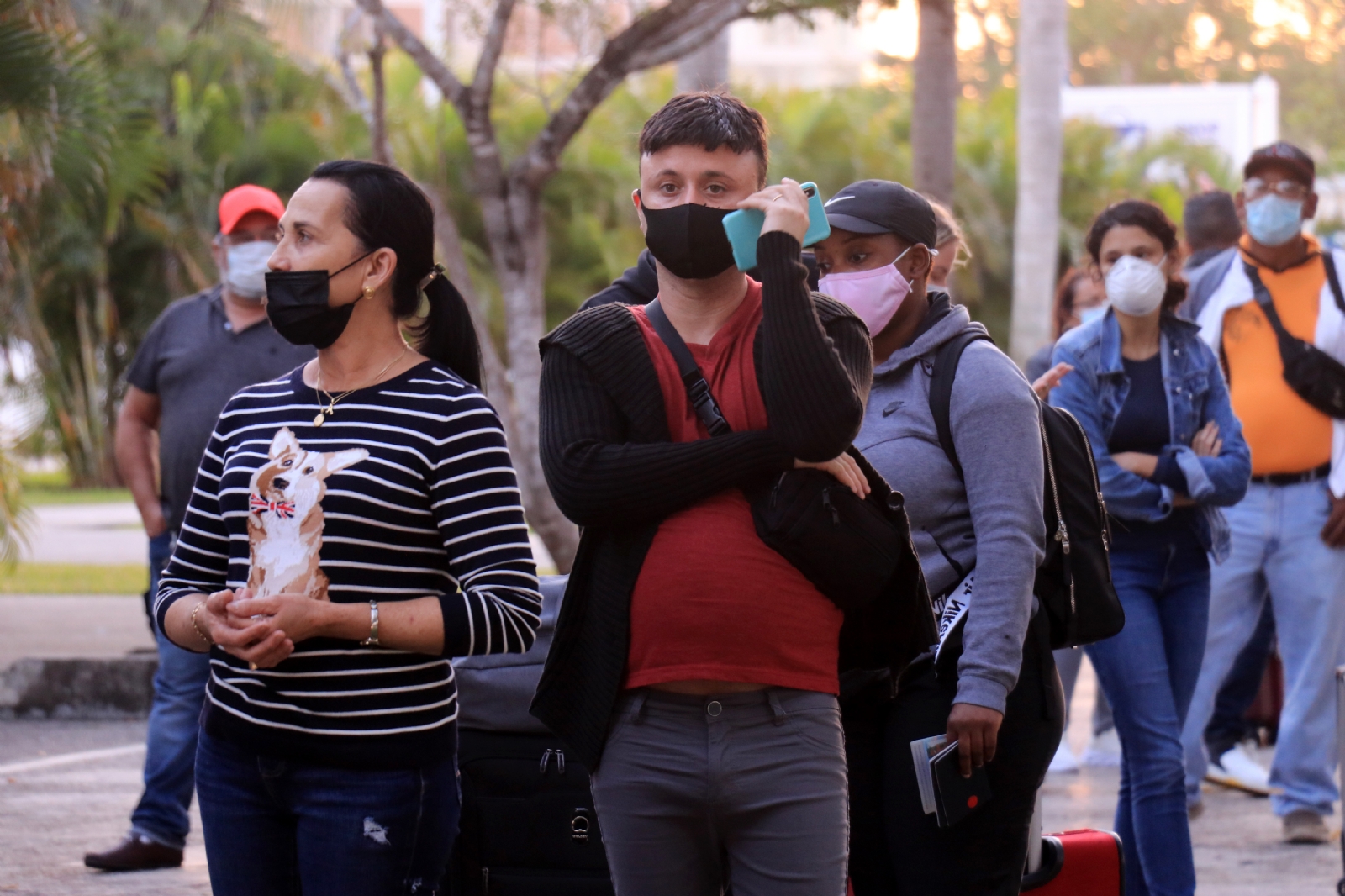 Los turistas hacen filas para realizarse la prueba en el aeropuerto de Cancún