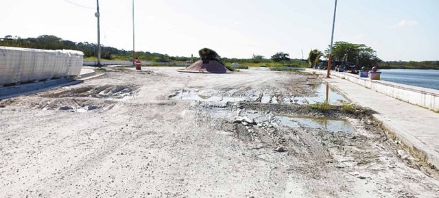 El lugar se encuentra en pésimas condiciones y se difi culta el tránsito; sin embargo, no hay noticias de la empresa a cargo