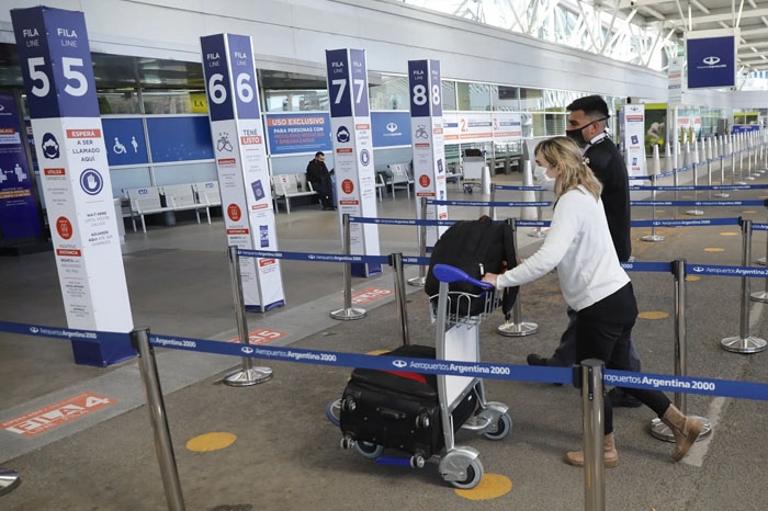 Argentina pidió a las aerolíneas que reduzcan a la mitad los vuelos desde y hacia Brasil.