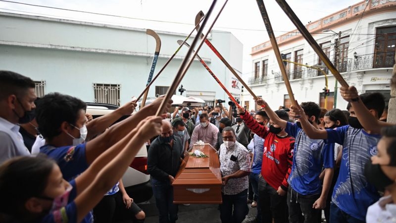 Uno de los jóvenes era jugador de jockey. Así lo homenajearon. Uno de los jóvenes era jugador de jockey. Así lo homenajearon.