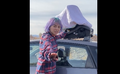 Al ser detener la marcha del auto, la mujer se bajó y encaró a los que le reclamaban