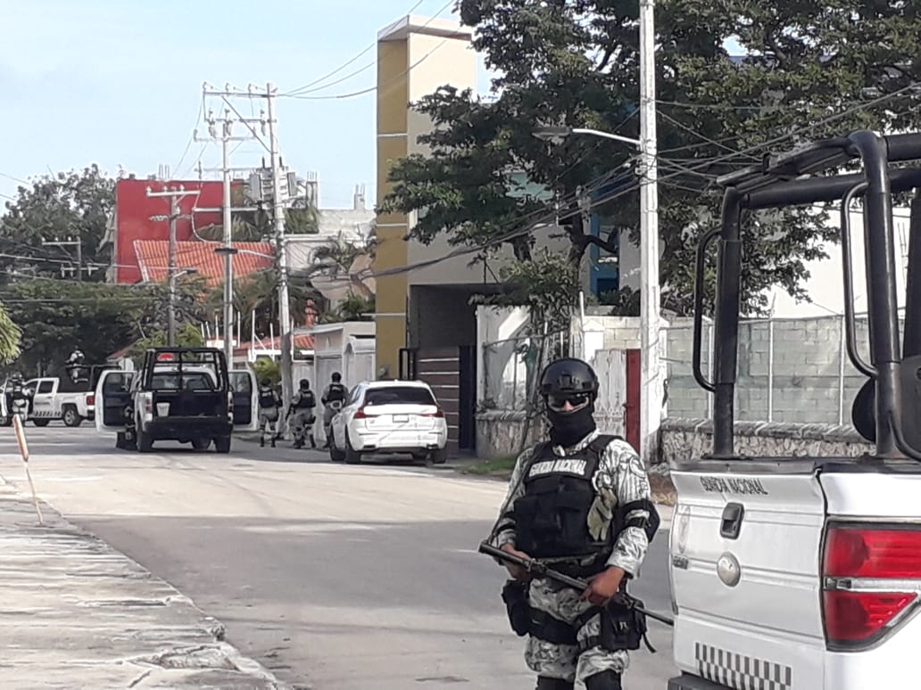 Los oficiales federales cerraron las calles y montaron un cordón de seguridad. Los oficiales federales cerraron las calles y montaron un cordón de seguridad.