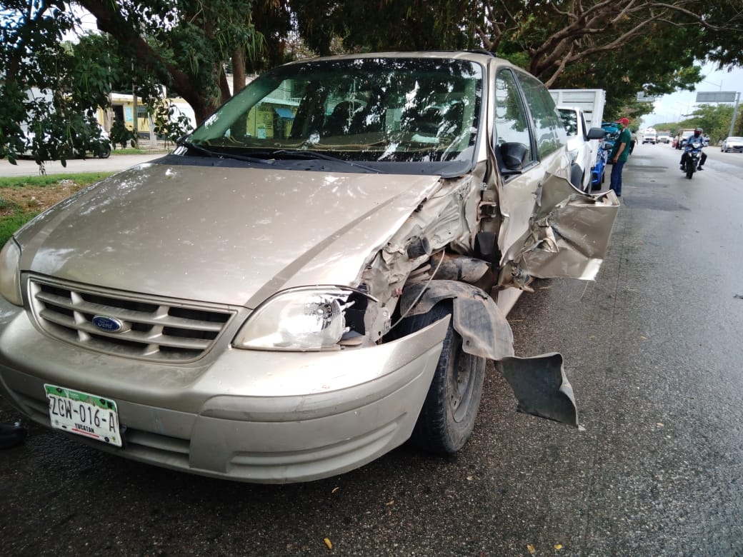 El suelo mojado hizo que uno de los automóviles patinara y chocara