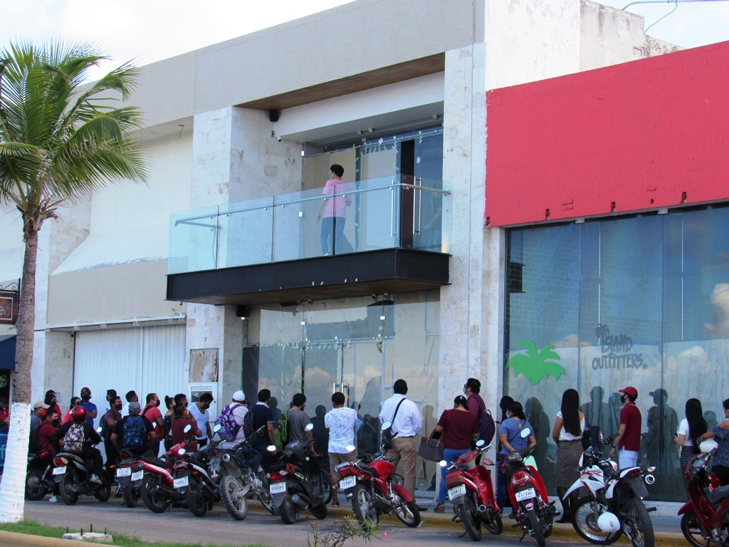 En Cozumel se registró aglomeración de personas durante una entrevista laboral En Cozumel se registró aglomeración de personas durante una entrevista laboral