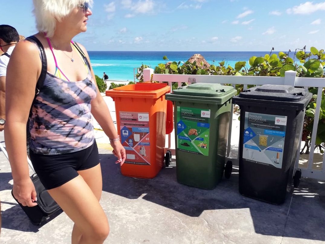 Sin cubrebocas se paseaba esta turista en Playa Delfines