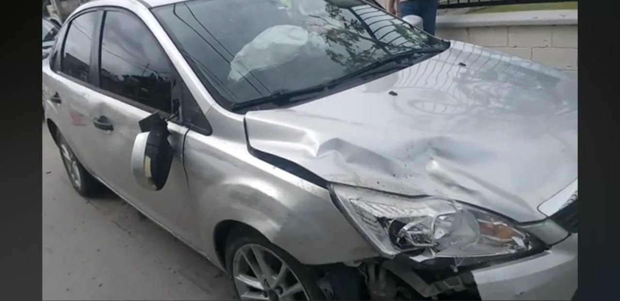 La mujer fue trasladada al hospital para su atención médica La mujer fue trasladada al hospital para su atención médica