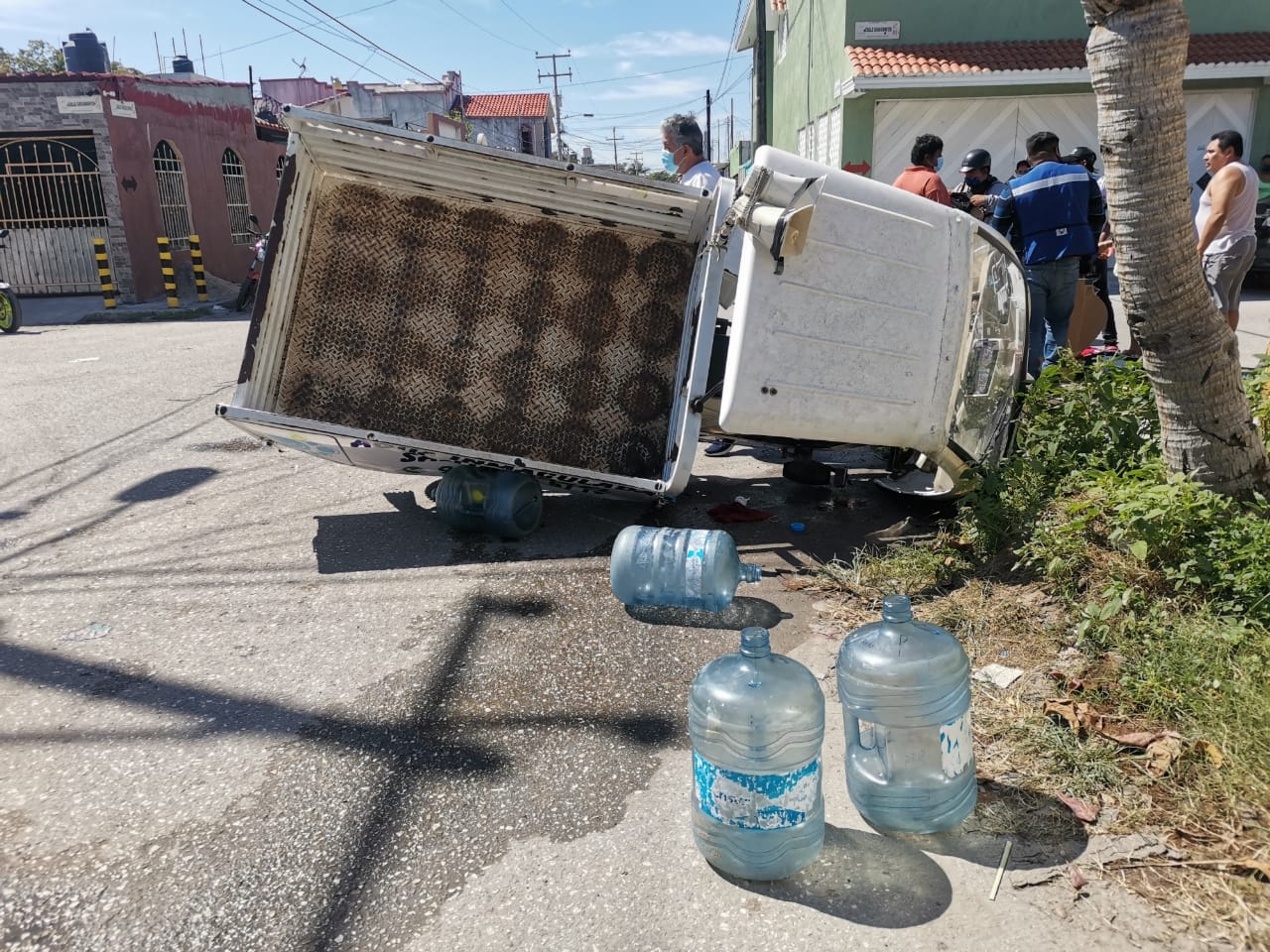 El automovilista circulaba a exceso de velocidad y no respeto su disco de alto El automovilista circulaba a exceso de velocidad y no respeto su disco de alto