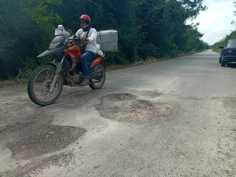La carretera principal del poblado está en pésimas condiciones La carretera principal del poblado está en pésimas condiciones
