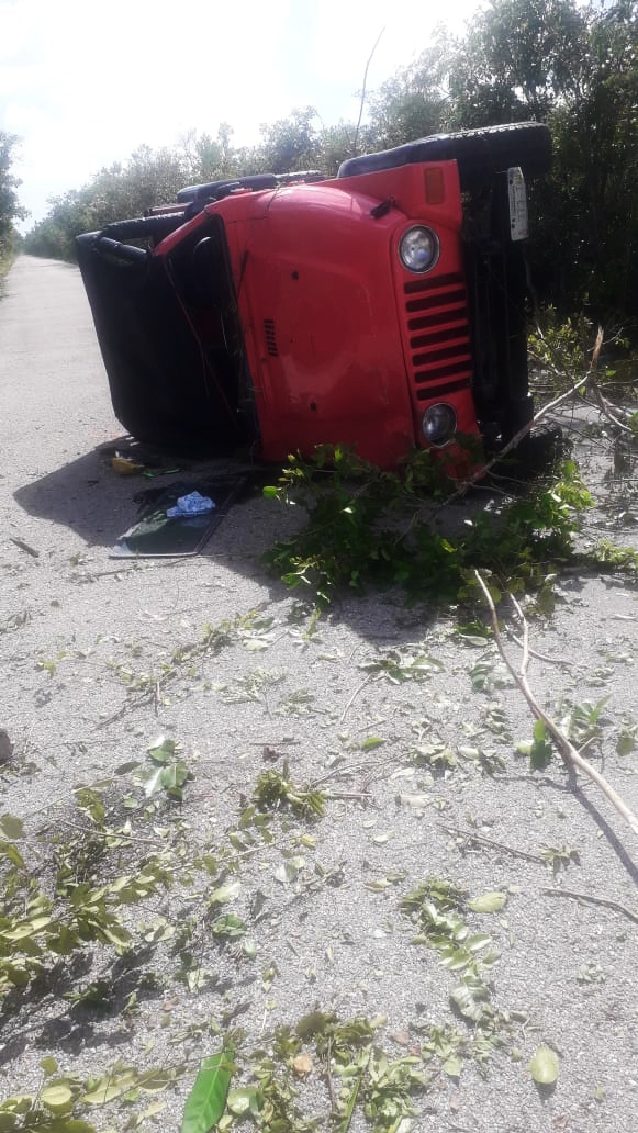 Al momento de la volcadura del coche, el pequeño salió proyectado, falleciendo por las heridas causadas.