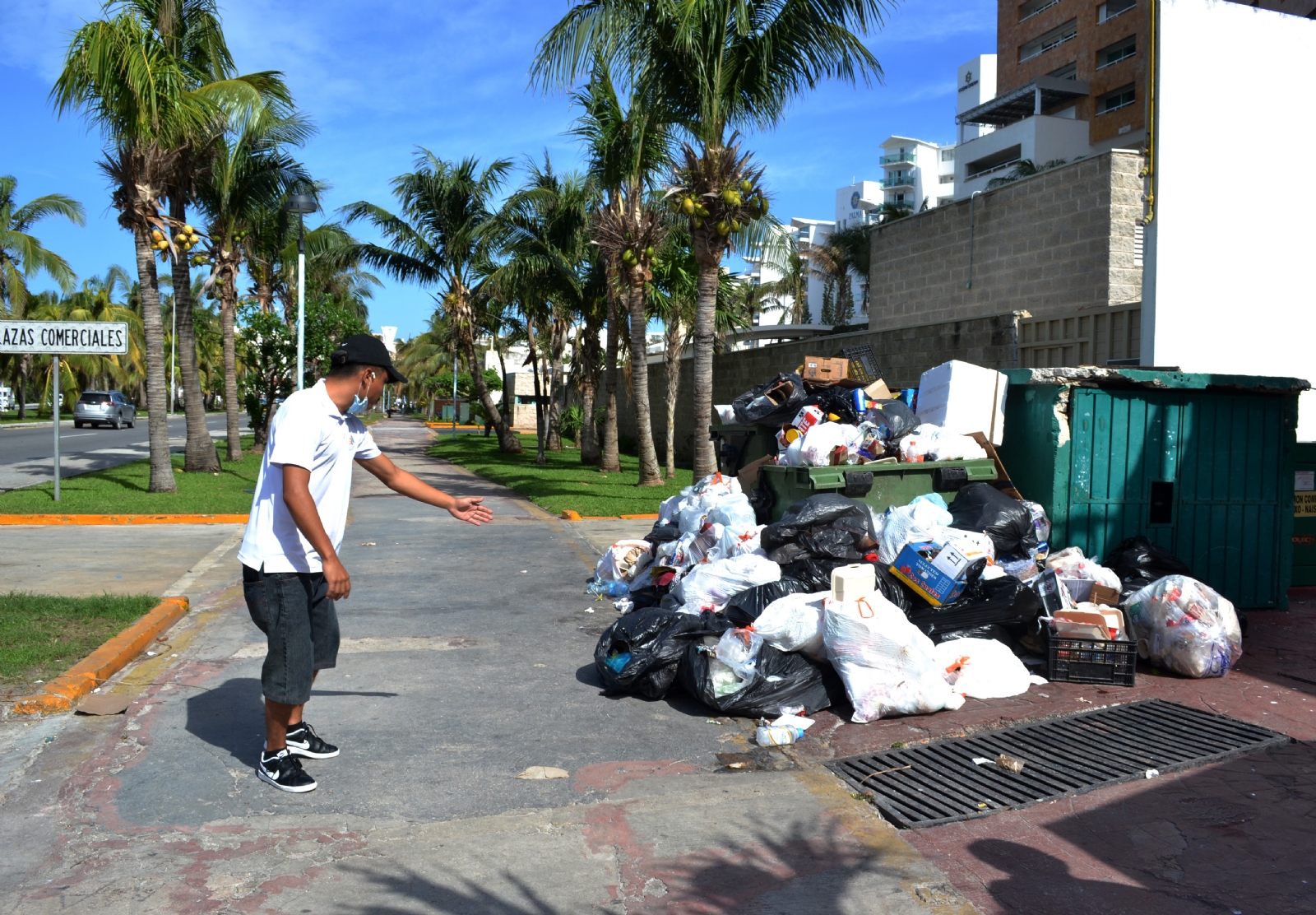 Las desechos llegan a invadir la ciclopista, sin que las autoridades intervengan