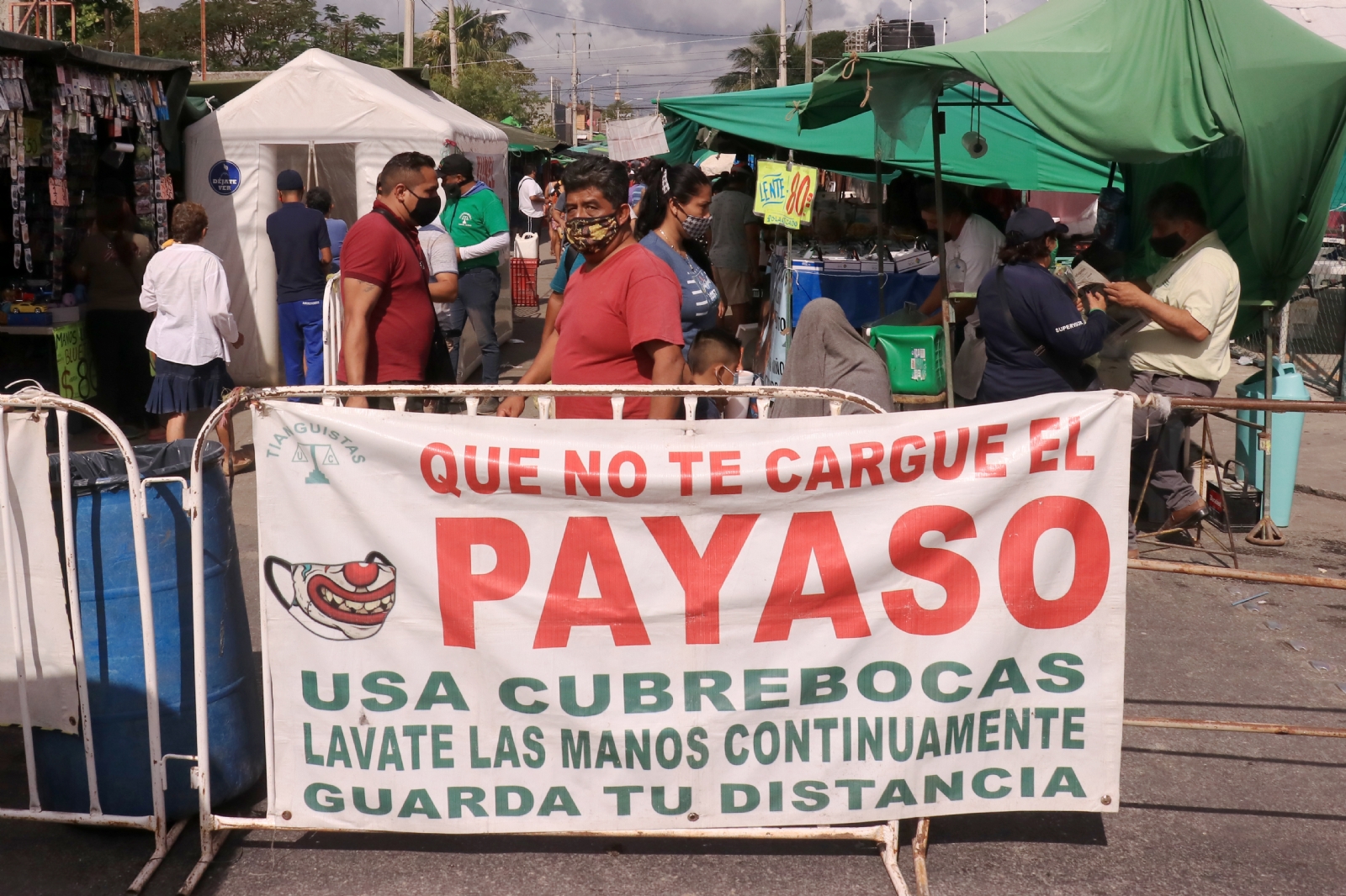 En la entrada se colocó este peculiar aviso, pidiendo a los visitantes respetar las medidas sanitarias.
