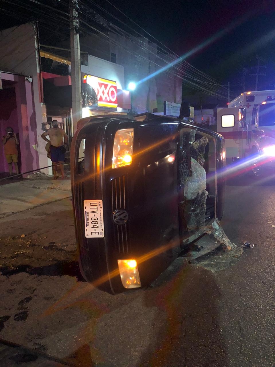 El auto terminó volcado sobre su costado izquierdo El auto terminó volcado sobre su costado izquierdo