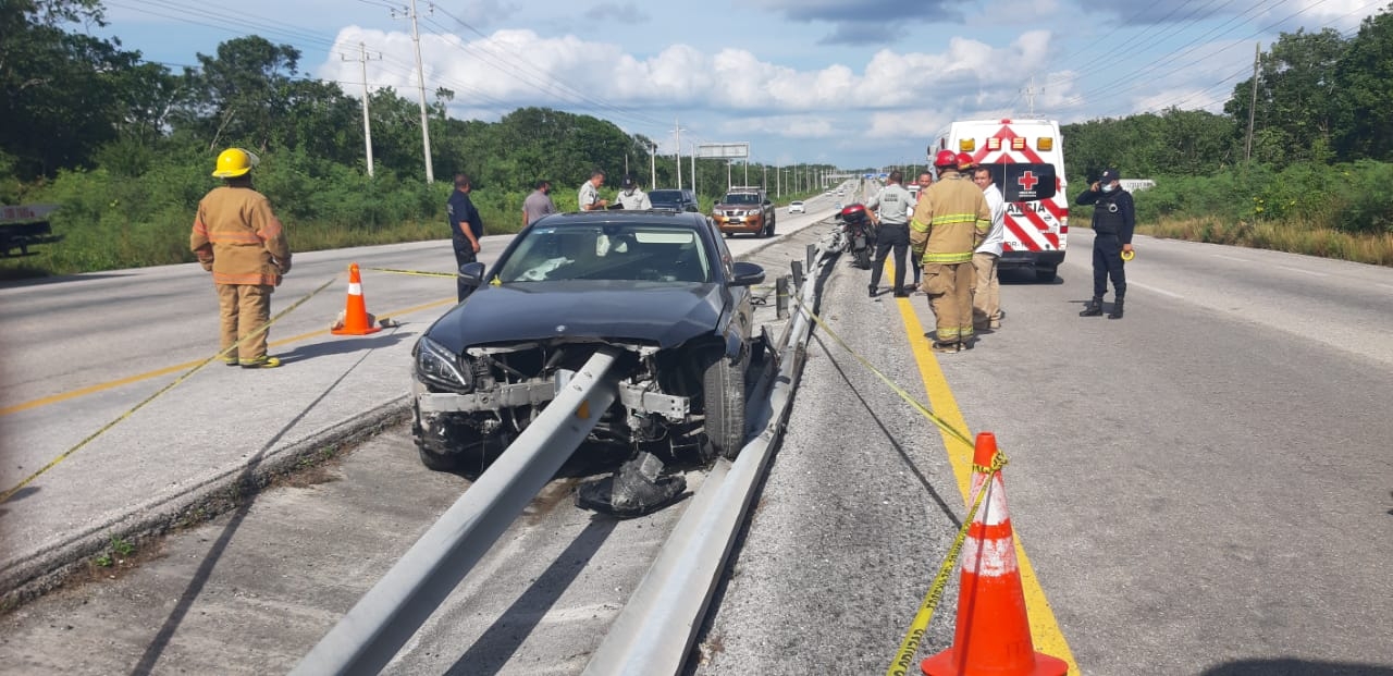 El auto quedó destrozado por la colisión