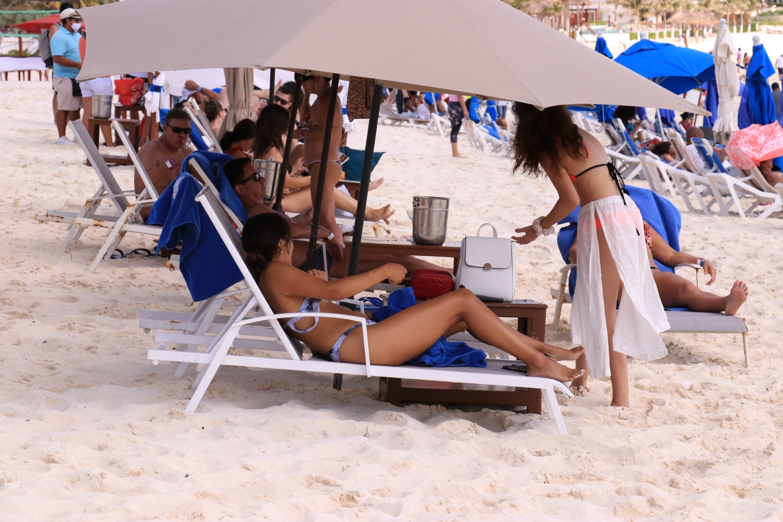 Las playas de Cancún se mantienen con turistas, pero en menor cantidad Las playas de Cancún se mantienen con turistas, pero en menor cantidad