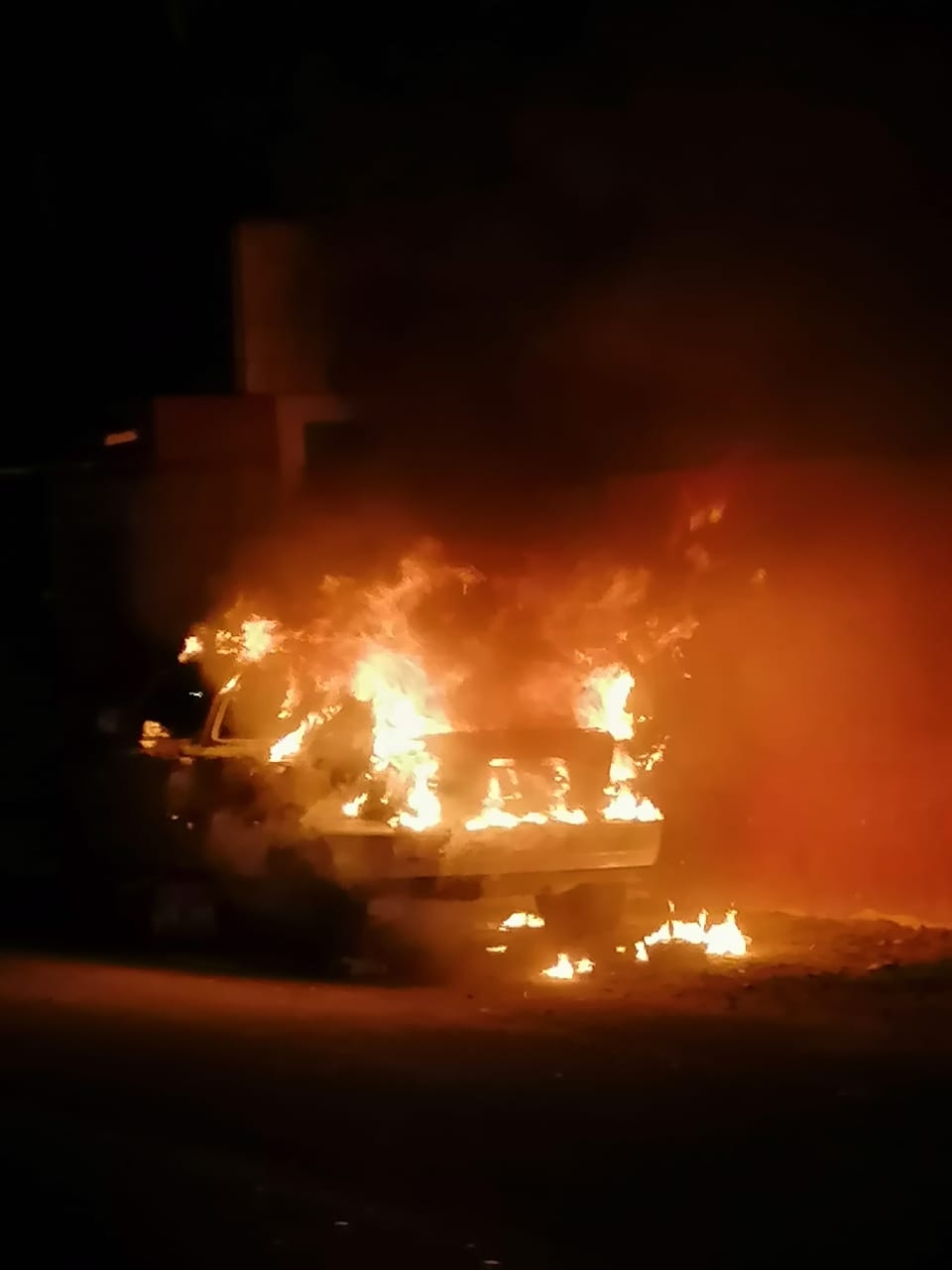 El auto fue consumido por las llamas en calles de Chetumal El auto fue consumido por las llamas en calles de Chetumal