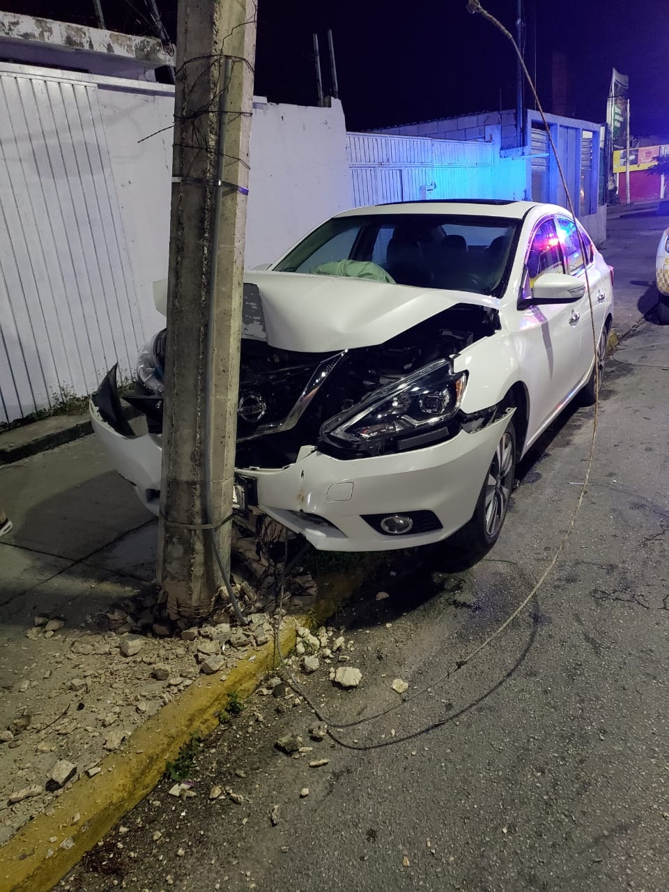 El coche se impactó de frente con el poste El coche se impactó de frente con el poste