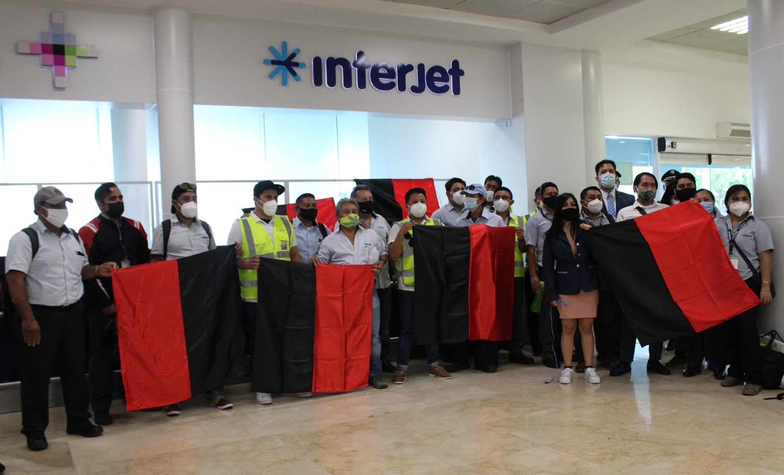 Los empleados se presentaron en el Aeropuerto de Cancún para iniciar la huelga Los empleados se presentaron en el Aeropuerto de Cancún para iniciar la huelga