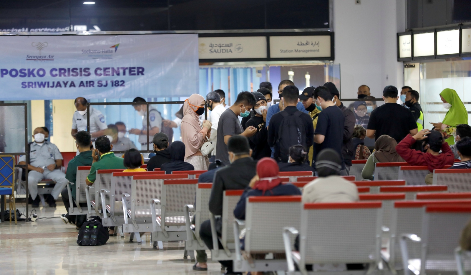 Familiares de los pasajeros esperando información sobre el vuelo