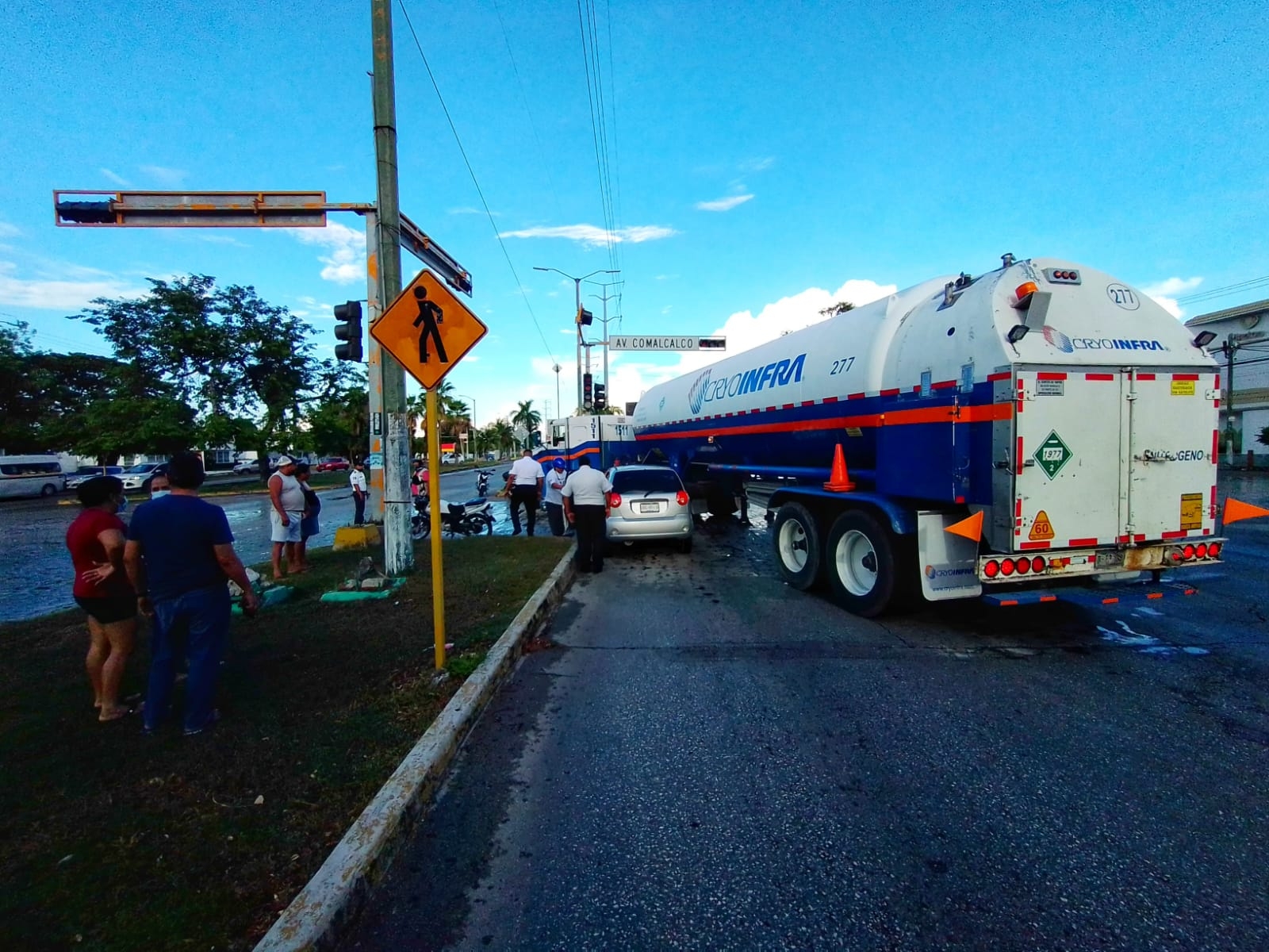Automóvil queda debajo de una pipa de gas en la Av. Andrés Quintana Roo de Cancún