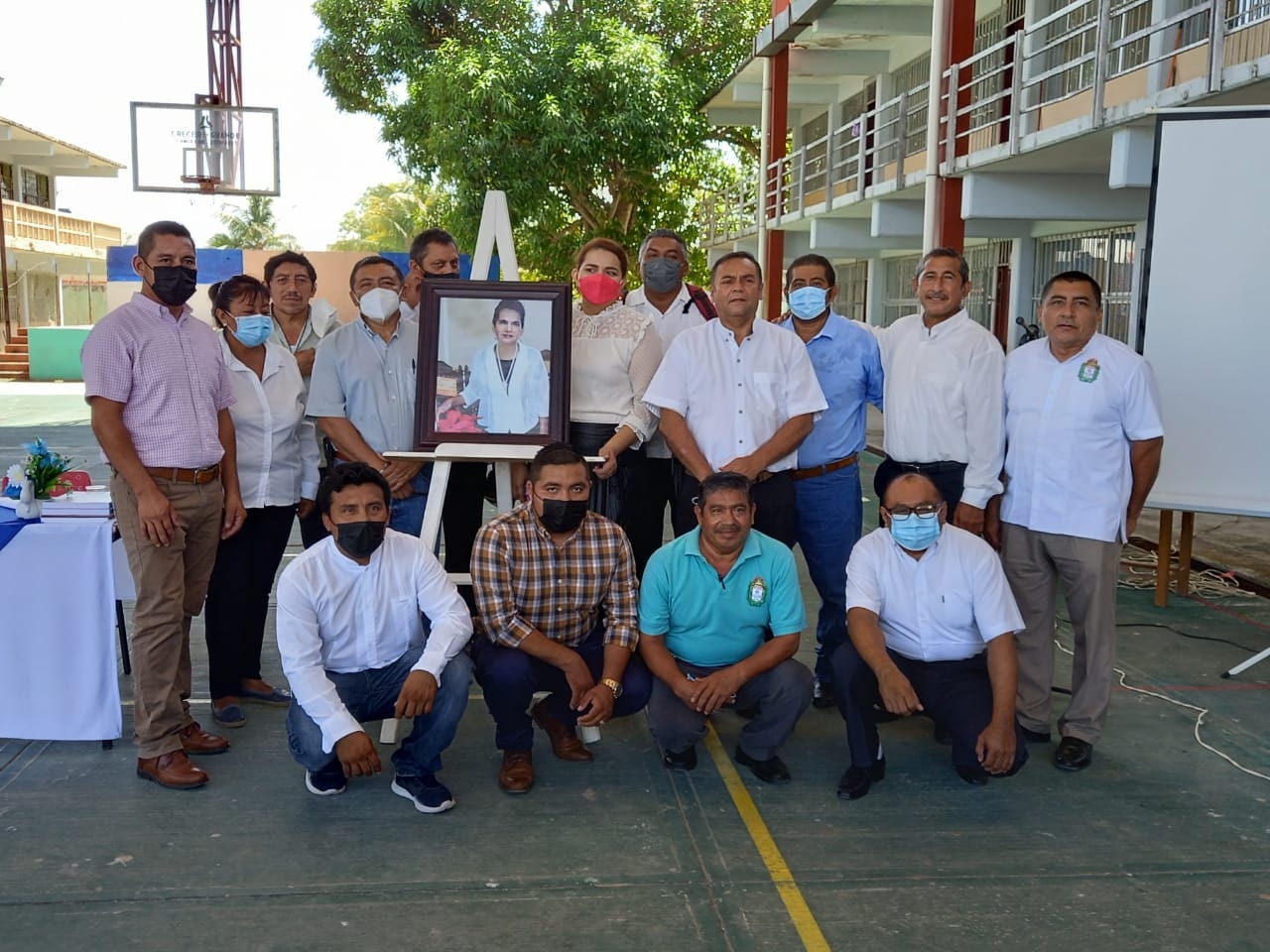 La maestra recibío varios premios como la medalla “Rafael Ramírez” por sus 30 años de servicio el premio “Francisco Field Jurado” La maestra recibío varios premios como la medalla “Rafael Ramírez” por sus 30 años de servicio el premio “Francisco Field Jurado”