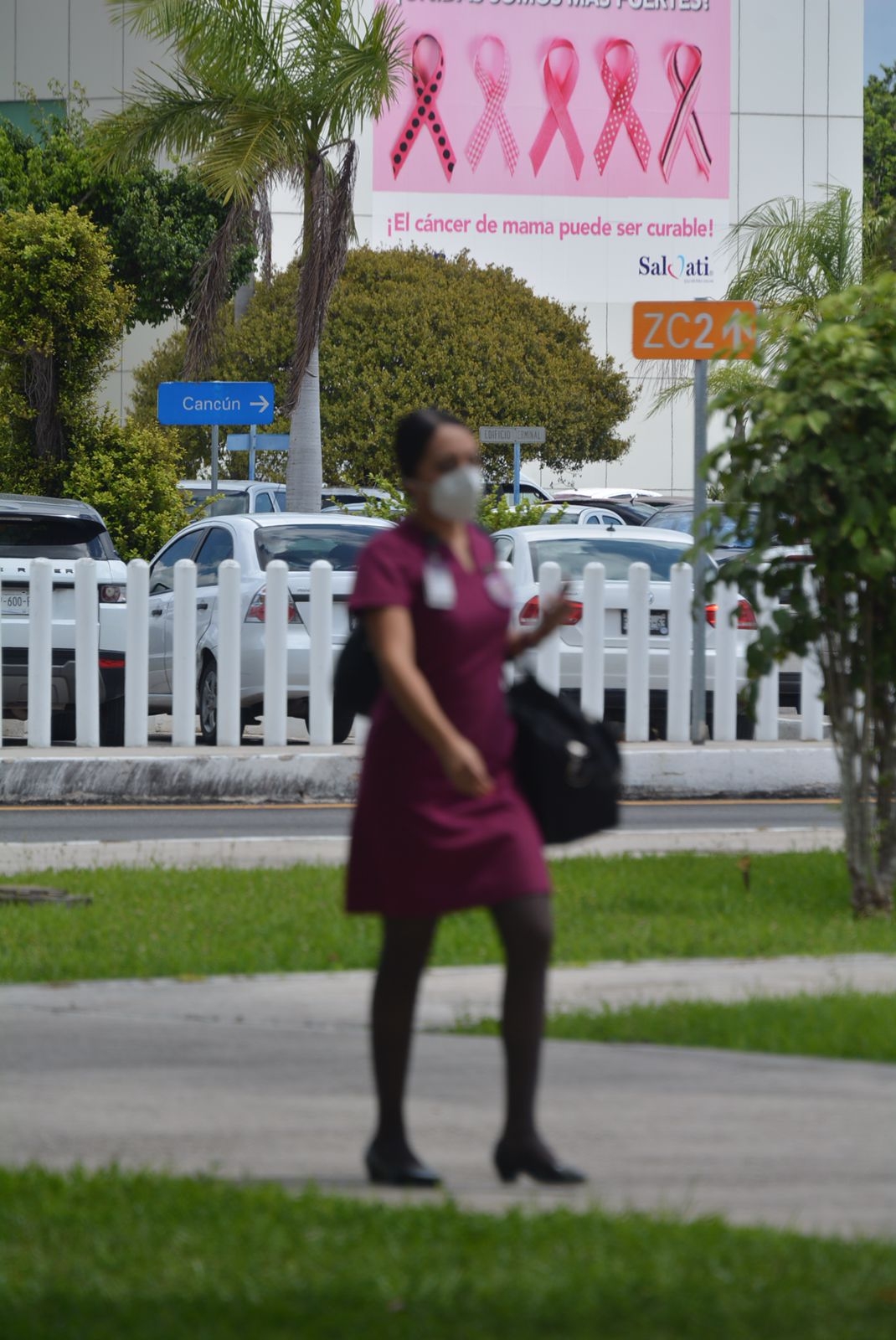 Frente a la terminal dos, ASUR colocó una lona ilustrada con moños rosas y mensajes de prevención del cáncer de mama Frente a la terminal dos, ASUR colocó una lona ilustrada con moños rosas y mensajes de prevención del cáncer de mama