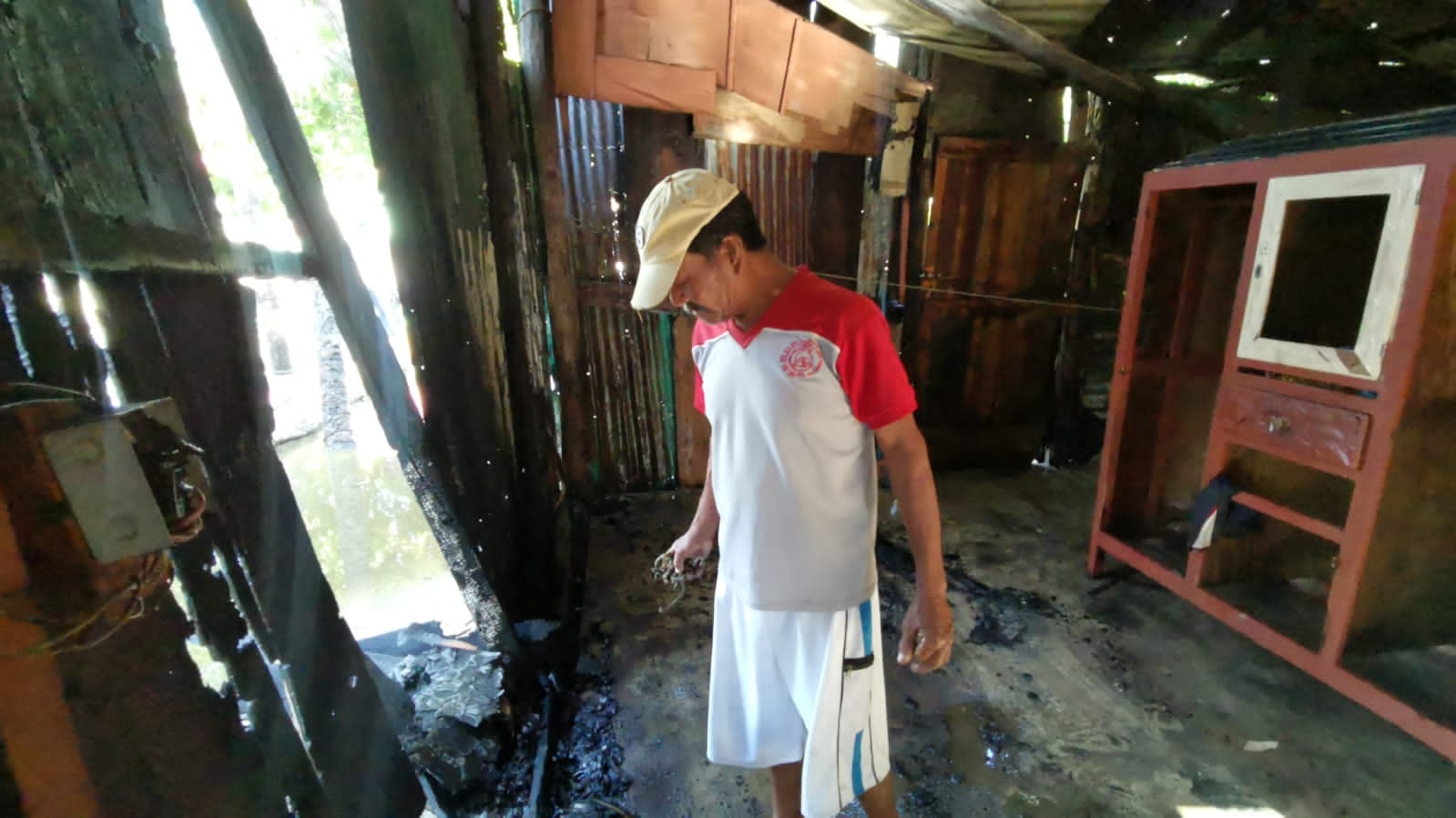 Bomberos locales y protección civil acudieron hasta el lugar de los hechos para sofocar las intensas llamas