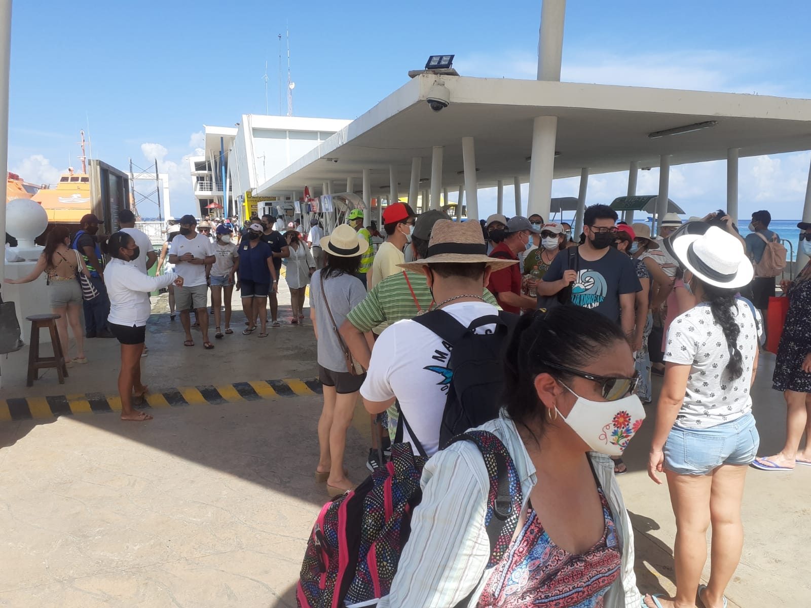 La mayoría de los que desembarcaron este día a la isla, llegaron con paquetes adquiridos en la Riviera Maya