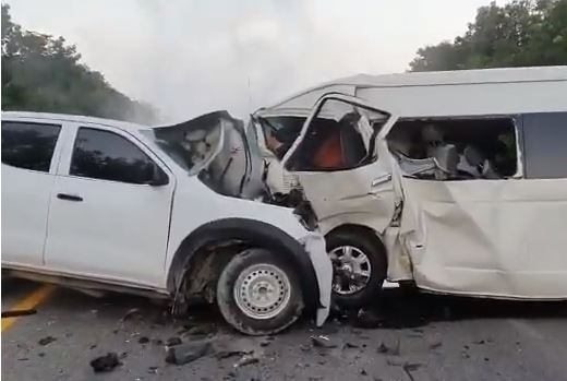 Al lugar llegaron agentes de la Guardia Nacional, así como cinco ambulancias de la Cruz Roja y bomberos desde Tulum